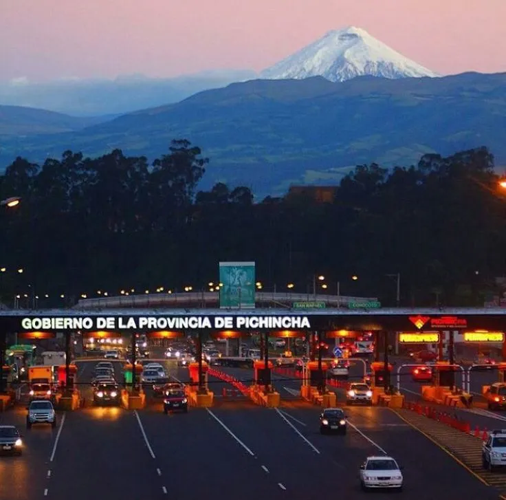 Corredor vial del Valle de los Chillos con el volcán Cotopaxi al fondo.
